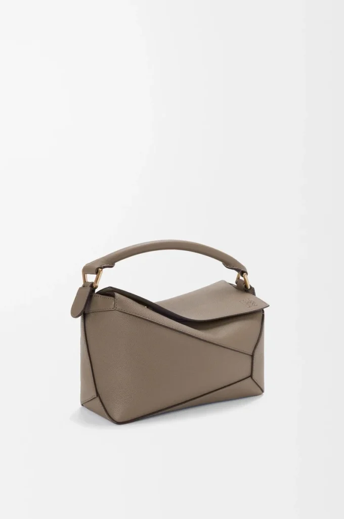 Liten Puzzle Edge-väska i mjukt kornat kalvskinn Taupe Liten Puzzle Edge-väska i mjukt kornat kalvskinn Taupe