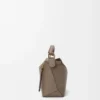 Liten Puzzle Edge-väska i mjukt kornat kalvskinn Taupe Liten Puzzle Edge-väska i mjukt kornat kalvskinn Taupe