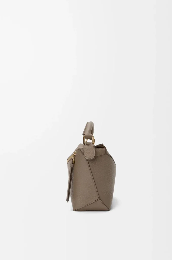 Liten Puzzle Edge-väska i mjukt kornat kalvskinn Taupe Liten Puzzle Edge-väska i mjukt kornat kalvskinn Taupe