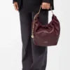 Liten Squeeze-väska i mjukt nappa-lammskinn Mörk burgundy Liten Squeeze-väska i mjukt nappa-lammskinn Mörk burgundy