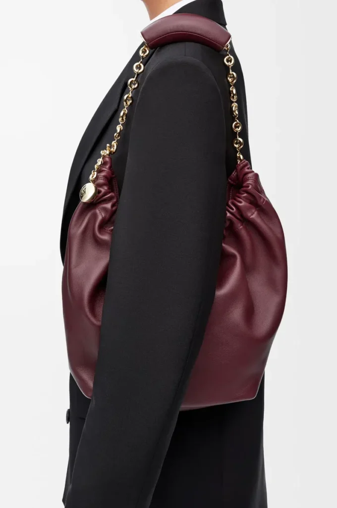 Liten Squeeze-väska i mjukt nappa-lammskinn Mörk burgundy Liten Squeeze-väska i mjukt nappa-lammskinn Mörk burgundy
