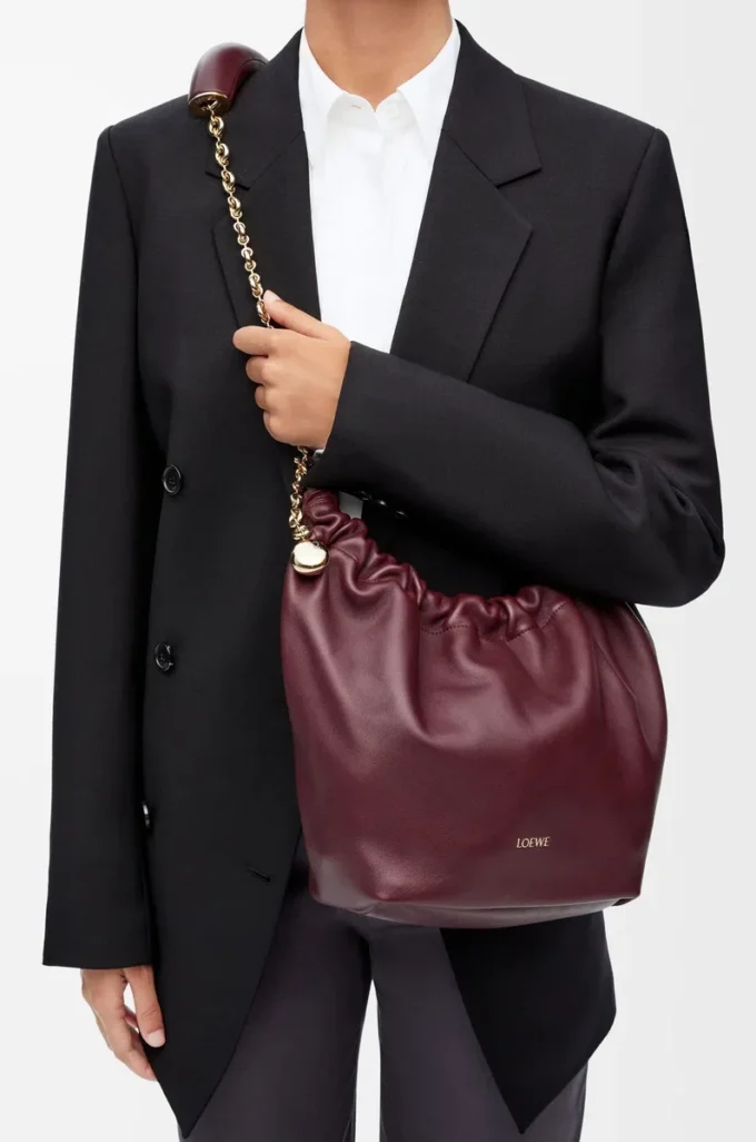 Liten Squeeze-väska i mjukt nappa-lammskinn Mörk burgundy Liten Squeeze-väska i mjukt nappa-lammskinn Mörk burgundy