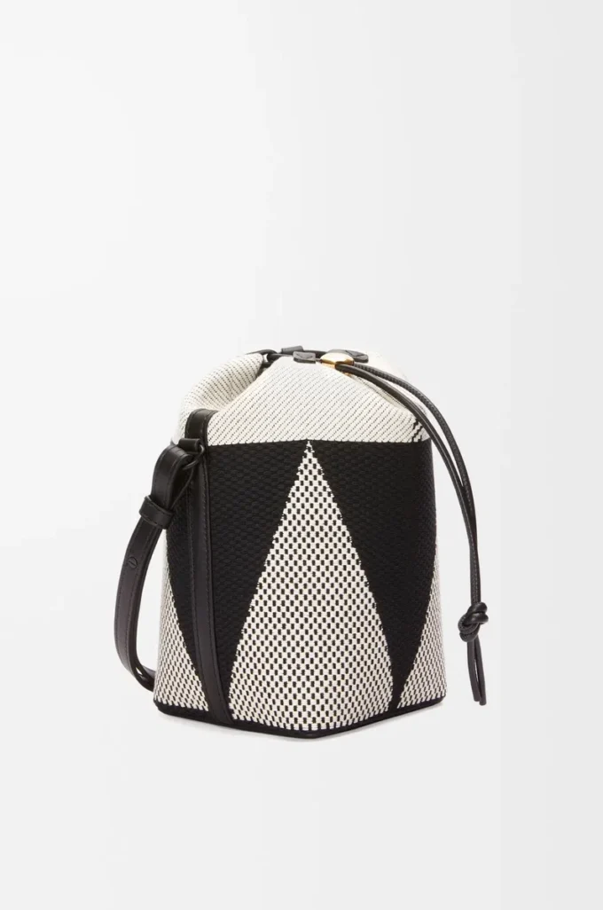 Liten Treasure Bako-hinkväska i canvasjacquard och kalvskinn Natur/Svart Liten Treasure Bako-hinkväska i canvasjacquard och kalvskinn Natur/Svart