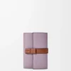 Liten vertikal plånbok i mjukt kornat kalvskinn Dirty Mauve/Squirrel Liten vertikal plånbok i mjukt kornat kalvskinn Dirty Mauve/Squirrel