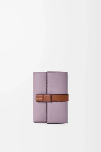 Liten vertikal plånbok i mjukt kornat kalvskinn Dirty Mauve/Squirrel