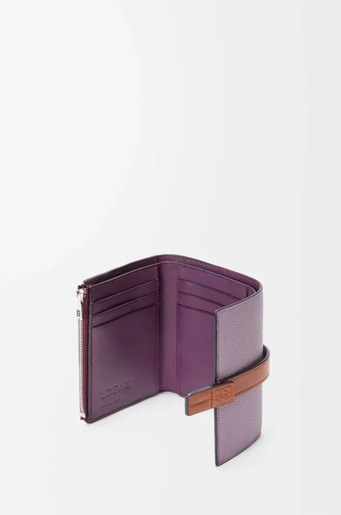 Liten vertikal plånbok i mjukt kornat kalvskinn Dirty Mauve/Squirrel