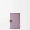 Liten vertikal plånbok i mjukt kornat kalvskinn Dirty Mauve/Squirrel Liten vertikal plånbok i mjukt kornat kalvskinn Dirty Mauve/Squirrel