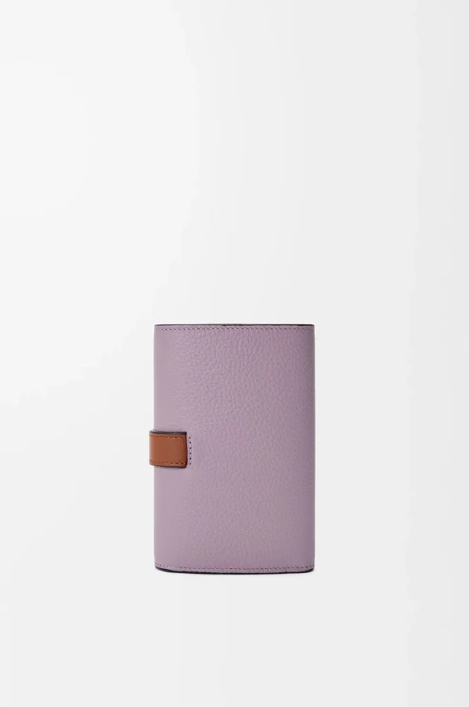 Liten vertikal plånbok i mjukt kornat kalvskinn Dirty Mauve/Squirrel Liten vertikal plånbok i mjukt kornat kalvskinn Dirty Mauve/Squirrel