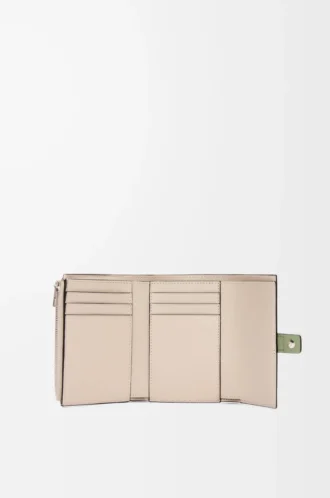 Liten vertikal plånbok i mjukt kornat kalvskinn Rosemary/Tan