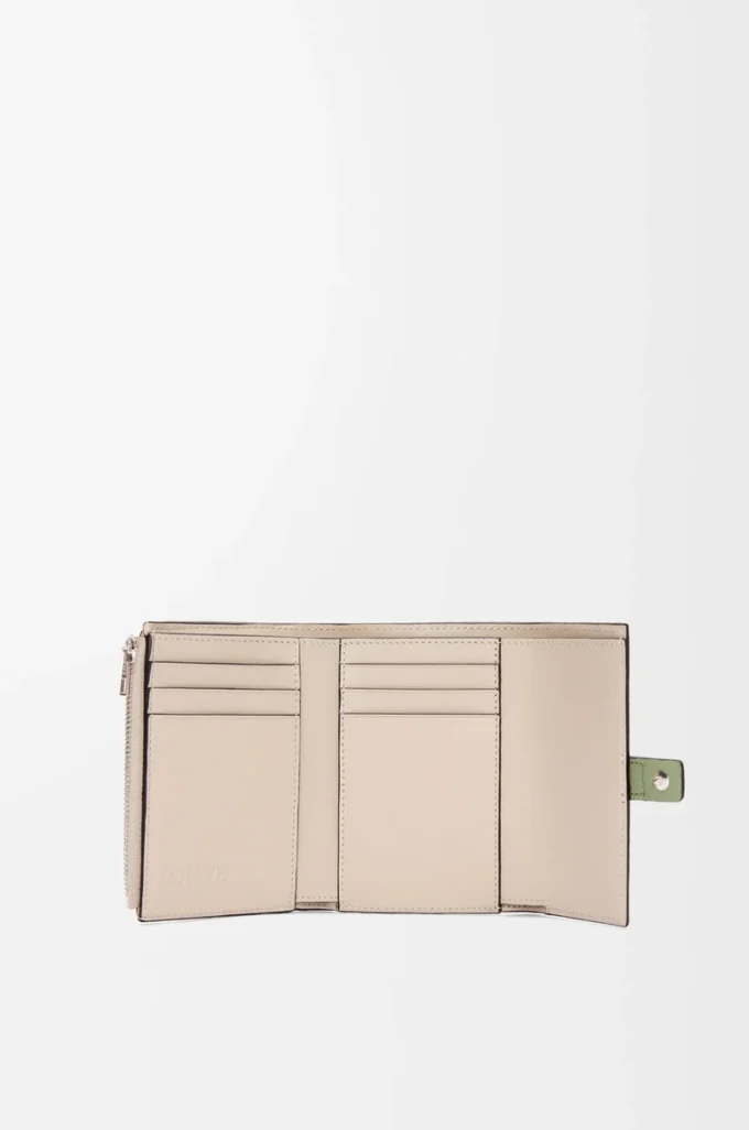 Liten vertikal plånbok i mjukt kornat kalvskinn Rosemary/Tan