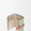 Liten vertikal plånbok i mjukt kornat kalvskinn Rosemary/Tan