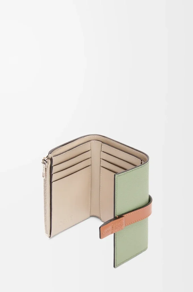 Liten vertikal plånbok i mjukt kornat kalvskinn Rosemary/Tan