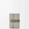 Liten vertikal plånbok i mjukt kornat kalvskinn Shell Grey/Eucalyptus Liten vertikal plånbok i mjukt kornat kalvskinn Shell Grey/Eucalyptus