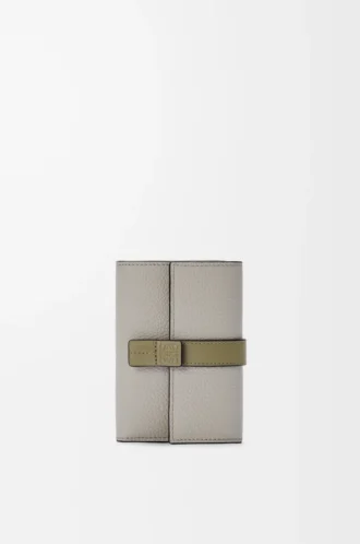 Liten vertikal plånbok i mjukt kornat kalvskinn Shell Grey/Eucalyptus