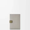 Liten vertikal plånbok i mjukt kornat kalvskinn Shell Grey/Eucalyptus Liten vertikal plånbok i mjukt kornat kalvskinn Shell Grey/Eucalyptus