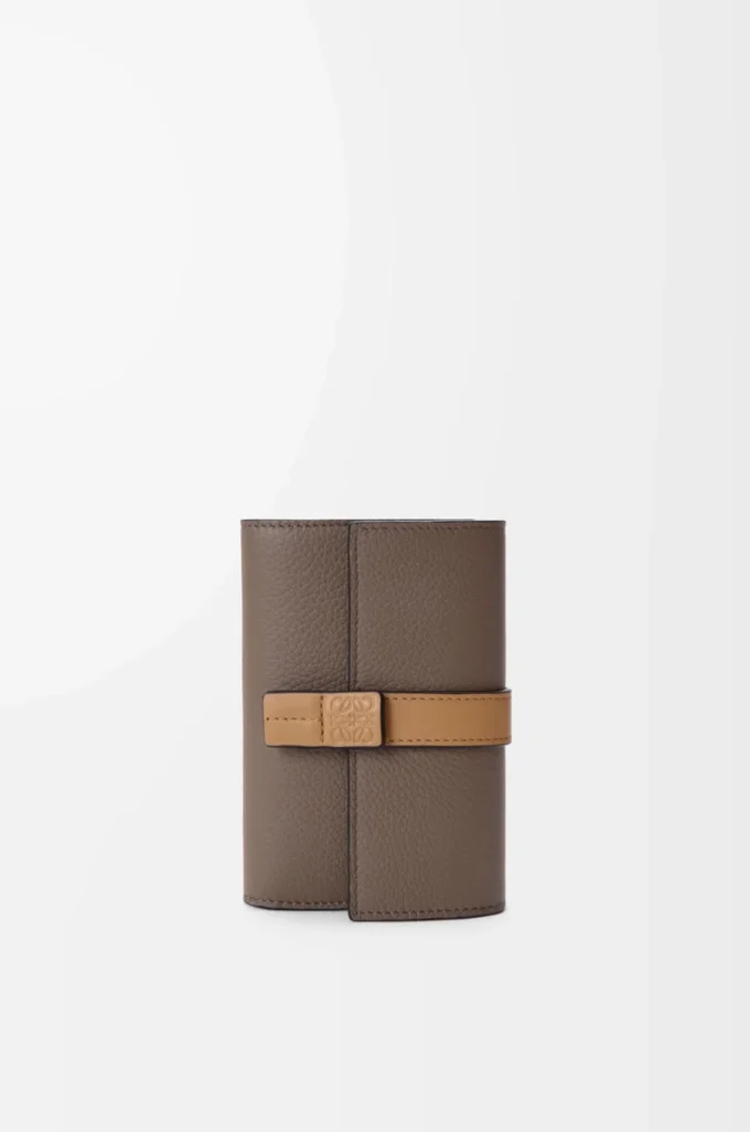 Liten vertikal plånbok i mjukt kornat kalvskinn Taupe/Gold Liten vertikal plånbok i mjukt kornat kalvskinn Taupe/Gold