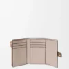 Liten vertikal plånbok i mjukt kornat kalvskinn Taupe/Gold Liten vertikal plånbok i mjukt kornat kalvskinn Taupe/Gold