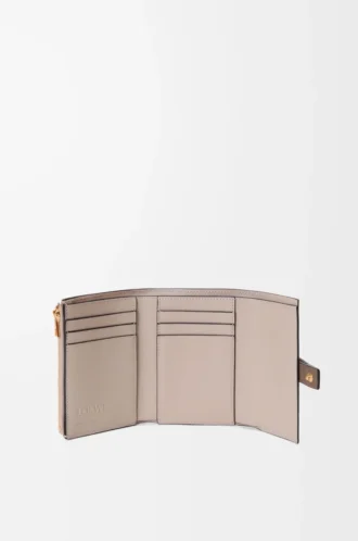 Liten vertikal plånbok i mjukt kornat kalvskinn Taupe/Gold Liten vertikal plånbok i mjukt kornat kalvskinn Taupe/Gold