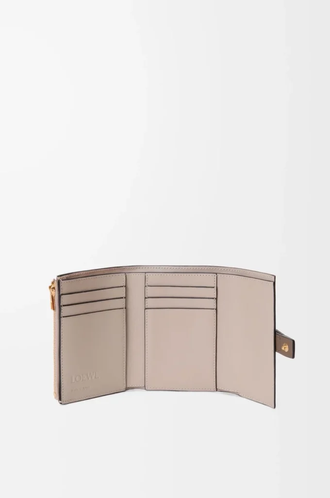 Liten vertikal plånbok i mjukt kornat kalvskinn Taupe/Gold Liten vertikal plånbok i mjukt kornat kalvskinn Taupe/Gold
