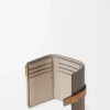 Liten vertikal plånbok i mjukt kornat kalvskinn Taupe/Gold Liten vertikal plånbok i mjukt kornat kalvskinn Taupe/Gold