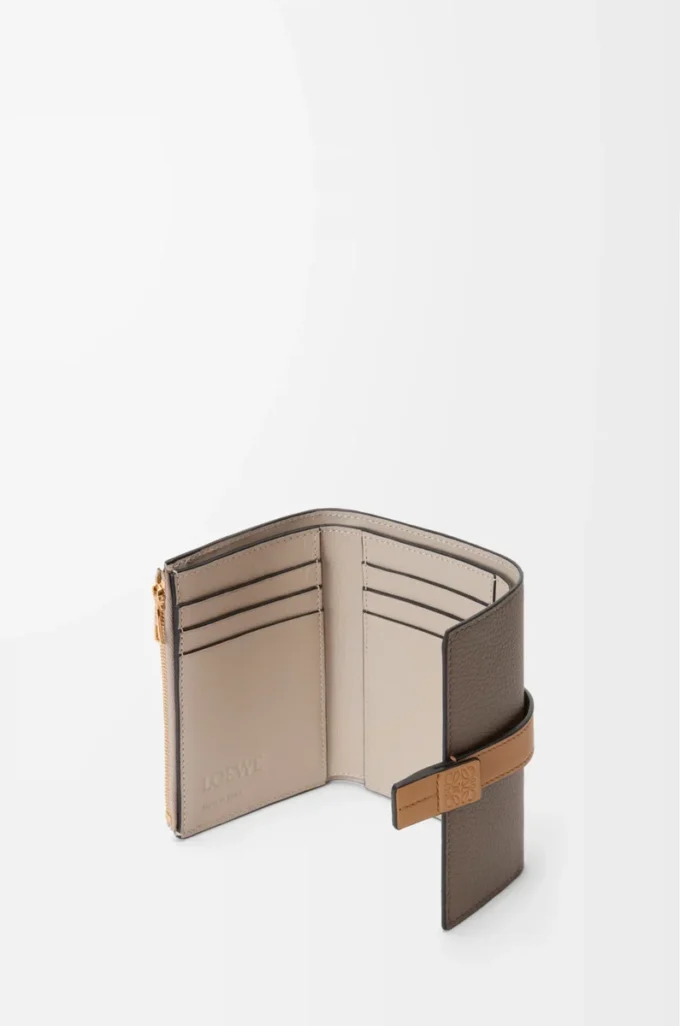 Liten vertikal plånbok i mjukt kornat kalvskinn Taupe/Gold Liten vertikal plånbok i mjukt kornat kalvskinn Taupe/Gold