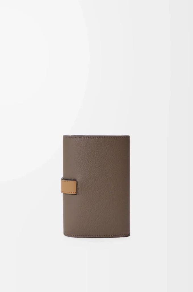Liten vertikal plånbok i mjukt kornat kalvskinn Taupe/Gold Liten vertikal plånbok i mjukt kornat kalvskinn Taupe/Gold