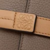 Liten vertikal plånbok i mjukt kornat kalvskinn Taupe/Gold Liten vertikal plånbok i mjukt kornat kalvskinn Taupe/Gold