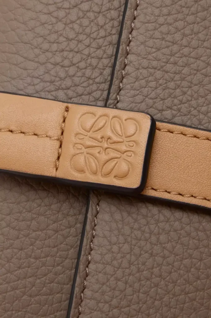 Liten vertikal plånbok i mjukt kornat kalvskinn Taupe/Gold Liten vertikal plånbok i mjukt kornat kalvskinn Taupe/Gold