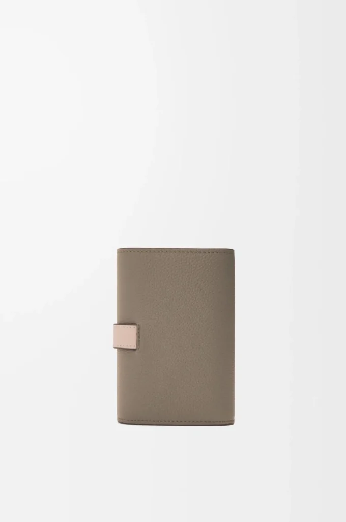 Liten vertikal plånbok i mjukt kornat kalvskinn Taupe/Talc Liten vertikal plånbok i mjukt kornat kalvskinn Taupe/Talc