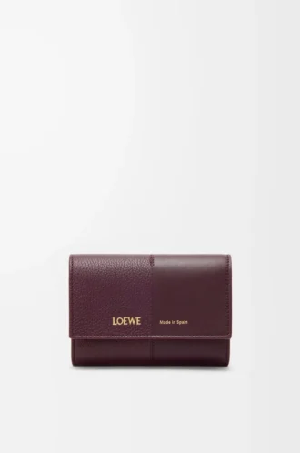 Liten vertikal plånbok i slätt och kornigt kalvskinn Dark Burgundy