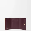 Liten vertikal plånbok i slätt och kornigt kalvskinn Dark Burgundy Liten vertikal plånbok i slätt och kornigt kalvskinn Dark Burgundy