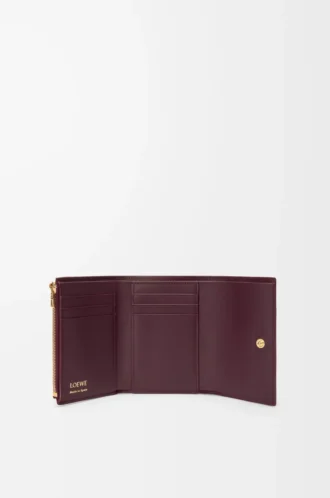 Liten vertikal plånbok i slätt och kornigt kalvskinn Dark Burgundy