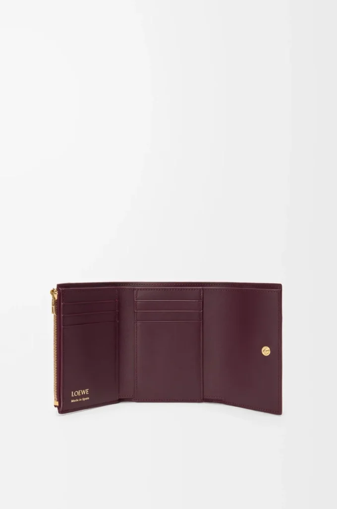 Liten vertikal plånbok i slätt och kornigt kalvskinn Dark Burgundy Liten vertikal plånbok i slätt och kornigt kalvskinn Dark Burgundy