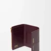 Liten vertikal plånbok i slätt och kornigt kalvskinn Dark Burgundy Liten vertikal plånbok i slätt och kornigt kalvskinn Dark Burgundy
