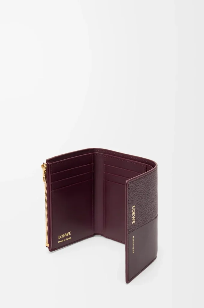 Liten vertikal plånbok i slätt och kornigt kalvskinn Dark Burgundy Liten vertikal plånbok i slätt och kornigt kalvskinn Dark Burgundy