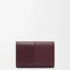 Liten vertikal plånbok i slätt och kornigt kalvskinn Dark Burgundy Liten vertikal plånbok i slätt och kornigt kalvskinn Dark Burgundy