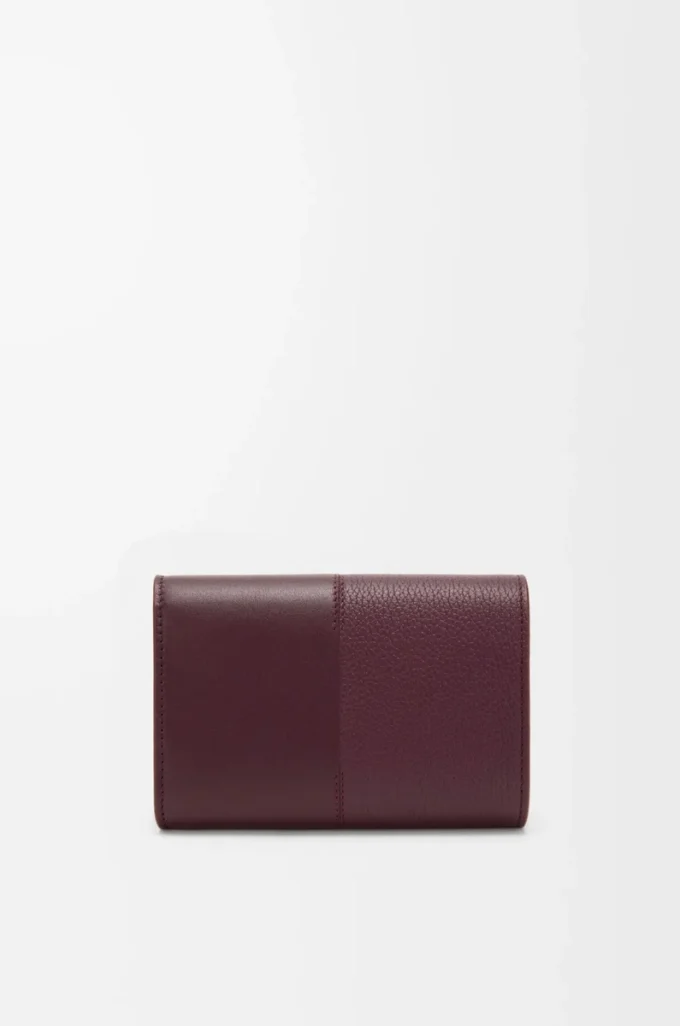 Liten vertikal plånbok i slätt och kornigt kalvskinn Dark Burgundy Liten vertikal plånbok i slätt och kornigt kalvskinn Dark Burgundy