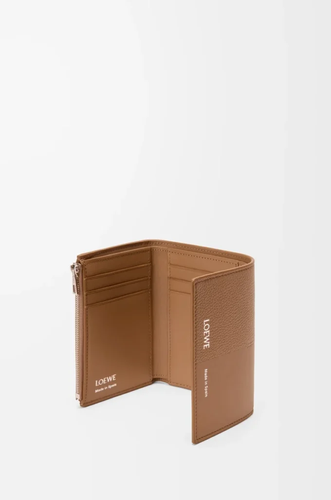 Liten vertikal plånbok i slätt och kornigt kalvskinn Mocha Liten vertikal plånbok i slätt och kornigt kalvskinn Mocha