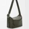Loop hobo i mjukt kornat kalvskinn, mörk khaki Loop hobo i mjukt kornat kalvskinn, mörk khaki