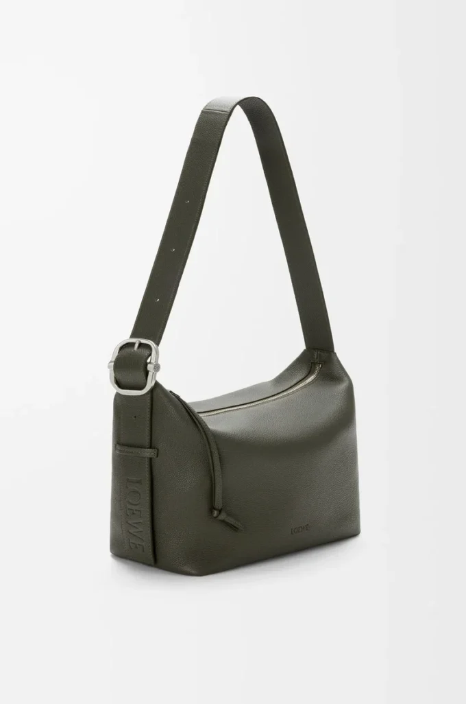 Loop hobo i mjukt kornat kalvskinn, mörk khaki Loop hobo i mjukt kornat kalvskinn, mörk khaki