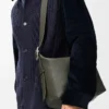 Loop hobo i mjukt kornat kalvskinn, mörk khaki Loop hobo i mjukt kornat kalvskinn, mörk khaki