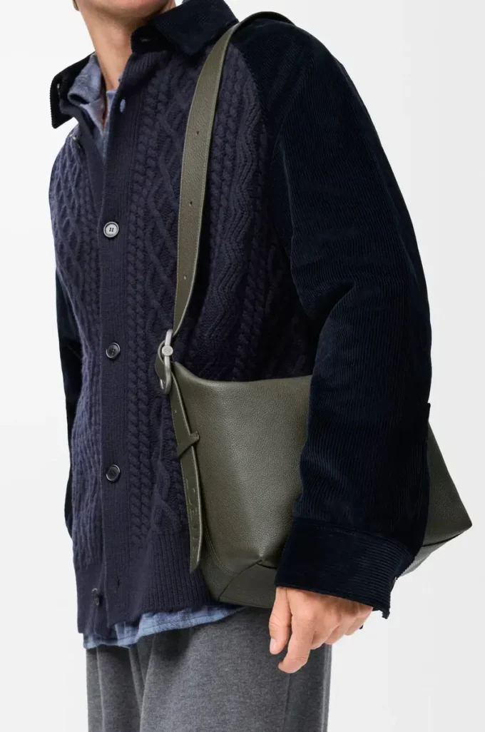 Loop hobo i mjukt kornat kalvskinn, mörk khaki Loop hobo i mjukt kornat kalvskinn, mörk khaki