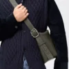 Loop hobo i mjukt kornat kalvskinn, mörk khaki Loop hobo i mjukt kornat kalvskinn, mörk khaki