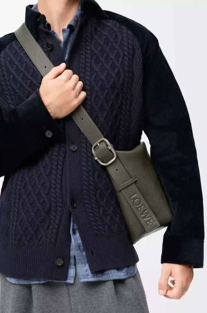 Loop hobo i mjukt kornat kalvskinn, mörk khaki Loop hobo i mjukt kornat kalvskinn, mörk khaki