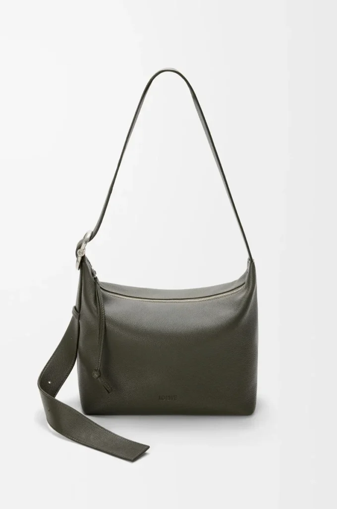 Loop hobo i mjukt kornat kalvskinn, mörk khaki Loop hobo i mjukt kornat kalvskinn, mörk khaki