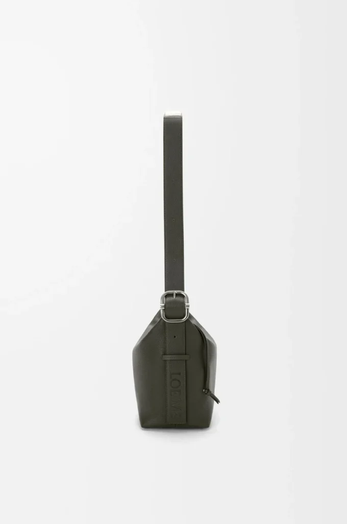 Loop hobo i mjukt kornat kalvskinn, mörk khaki Loop hobo i mjukt kornat kalvskinn, mörk khaki