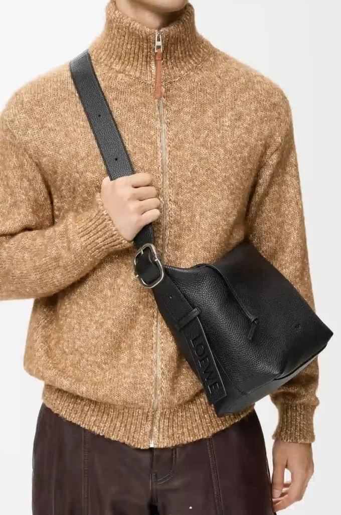 Loop hobo i mjukt kornat kalvskinn Svart Loop hobo i mjukt kornat kalvskinn Svart