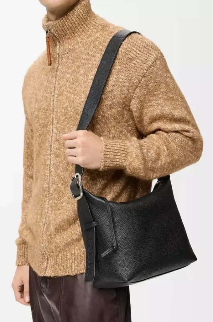 Loop hobo i mjukt kornat kalvskinn Svart Loop hobo i mjukt kornat kalvskinn Svart