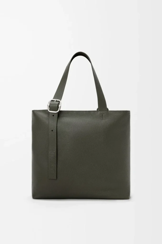 Loop-väska med dragkedja i mjukt kornat kalvskinn, mörk khaki Loop-väska med dragkedja i mjukt kornat kalvskinn, mörk khaki