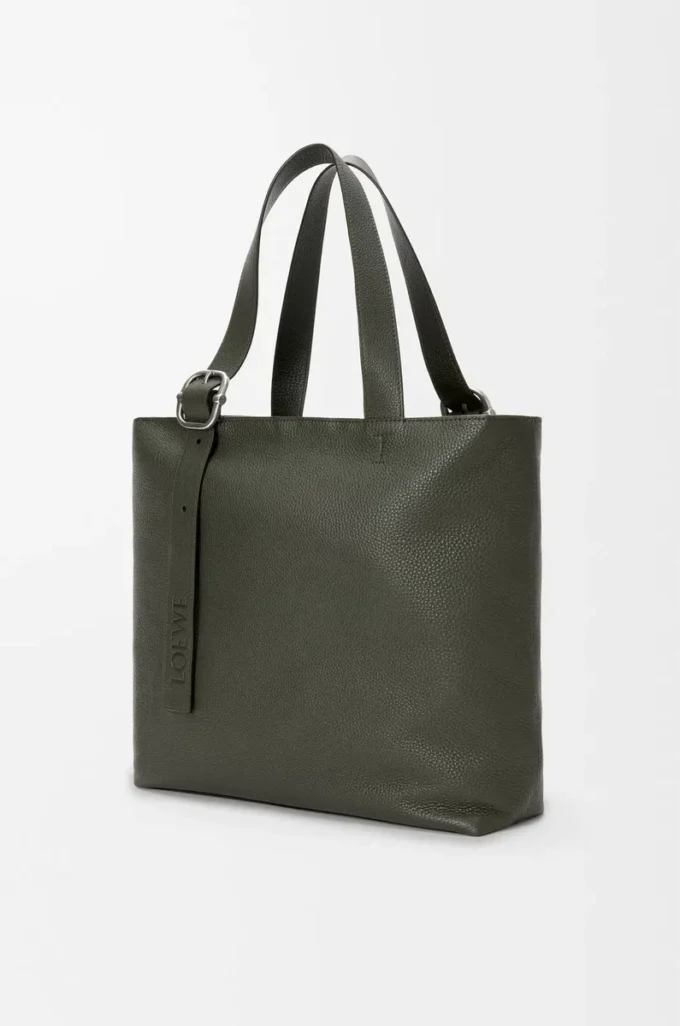 Loop-väska med dragkedja i mjukt kornat kalvskinn, mörk khaki Loop-väska med dragkedja i mjukt kornat kalvskinn, mörk khaki